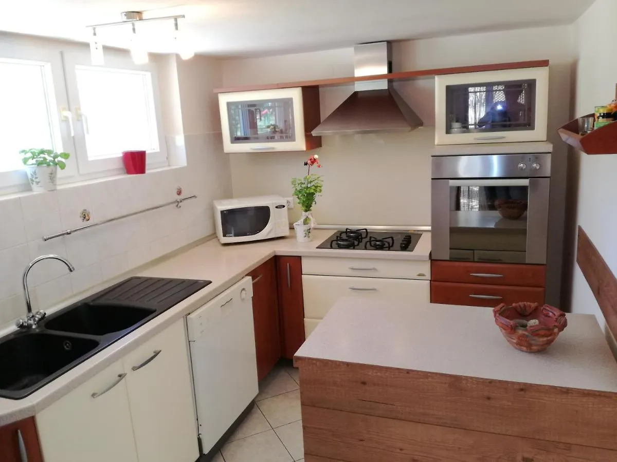 פולה Apartman Sara דירה
